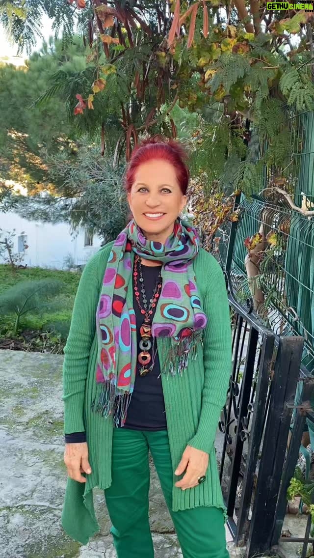 Betül Arım - 11.9K Likes - Oscar Wilde ; Yaşamak dünyada ender rastlanan bir şeydir. Çoğu insan sadece varlığını sürdürür demiş. O kadar doğru ve önemli ki işte ben de bunun için yıllardır yaşama sanatı, kendini tanıma sanatı seminerleri veriyorum. Bütün bunları anlatan“ Dışarda Hiçbir Şey Var “ adlı oyunumuzu sahneliyorum. Sağlık; beden, zihin ve ruh sağlığı açısından düşünüldüğünde hem bireysel hem toplumsal olarak iyilik halinde olma durumudur. Biz bütünsel varlıklarız hani şimdilerde Holistik diyorlar ya .Beden zihin ve ruh birbirleri ile bağlantı halinde ve etkileşim içindedir. Birindeki sağlık durumu diğerlerini de  etkilemektedir. Bu üçünü bir masanın ayakları olarak düşünelim ayağın biri kırıldığında masa yere yuvarlanır. İşte bunun içinde düşündüklerimiz, beslenmemiz, egzersiz yapmamız, kendimizle barışmamız, Okumamız, araştırmamız, paylaşmamız, yardım etmemiz, gülmemiz, kendimize sessiz zamanlar ayırmamız doğayla, hayvanlarla, çocuklarla içiçe olmamız ama en önemlisi birlik bilinci. İşte bunu fark ettiğimiz zaman yaratılmış olan hiçbir şeye zarar veremeyiz kötülük yapamayız çünkü sen bensin ben de senim kendime kötülük yapmış olurum .Birde kendimizi sevmek, saygı duymak, şefkat duymak, güvenmek bunları kendimiz de uygulamadan başkalarına veremiyoruz. Diğerlerinde siz yazın artık. Bu beden, zihin, ruh bize armağan ve emanet. Bu arada sağlığı korumak hastalıkları tedavi etmekten hem daha kolaydır hem daha ucuzdur ama azıcık ucundan kıyısından emek ister emeksiz hiçbir şey olmuyor .Birde bizim kültürde de emanete hıyanet olmaz değil mi ona iyi bakmamız lazım ki sağlıklı yaşlanalım. Ben bir de diyorum ki yaşsız olalım ben kendimi yaşsız olarak nitelendiriyorum. Peki ya siz ??? Bu arada “Dışarıda Hiçbir Şey Var “ 27 Ocak 20:30’da Kozyatağı Kozzy‘de . Beklerizzz 📚🫀🤣🧠🖍👫❤️