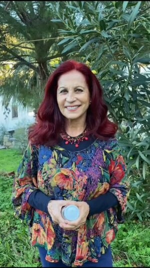 Betül Arım Instagram - Canlar yukarıda anlattım ama burada da yazılı kalsın.. Bir kavanozun dibine Çankırı ya da Himalaya tuzu koyuyoruz üstüne su dolduruyoruz 6 saat bekletiyoruz kullanmaya hazır hale geliyor sonra da suyu bitince su tuzu bitince tuz koyuyoruz ömür boyu kullanabiliyoruz. Bunun içine metal kaşık girmiyor. Kullanacağımız zamanda normal bir su bardağına beş tatlı kaşığı bu sudan koyuyoruz alışınca ileride kasığı da gerek kalmayacak göz kararı koyacaksınız üstüne de su koyuyoruz yarısıyla gargara yapıyoruz yarısını burnumuza çekiyoruz ve bunun sayesinde bu kışı sağlıklı bir şekilde geçiriyoruz. Bir de gece yatmadan 5 dakika önce dilinizin altına bir ya da iki karanfil koyuyorsunuz ve onu emiyorsunuz hem rahat uyumanız için hem de mikropların ölmesi ve bağışıklığınızın kuvvetlenmesi için çok önemli. Bir de ben her sabah aç karna içtiğim ılık büyük bardak suyun içine geceden on karanfil yarım kabuk tarçın koyuyorum sabah yudum yudum onu içiyorum daha sonra üstüne su koyup üç gün onu içmeye devam ediyorum üç gün sonra yeni karanfil tarçın koyuyorum . Yaşamınızda her şey kolaylıkla ve güzellikle olurken şifa olsun 👫🤝🐞👭💐❤️