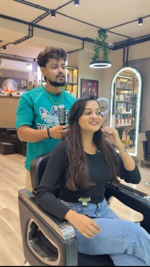 Bhagyashree Sonvane Instagram - When Hair artist Falls in love Again♥️😉 
.
.
.
#salon #viralvideos #comedy #falling #love #trendingreels #fyp #funny #explorepage #explore #hairstyle #hairartist