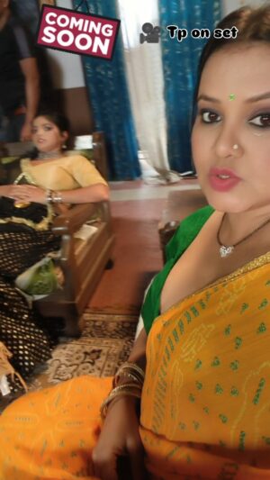 Bharti Jha Instagram - Time pass on set 🎥 
#priyagamre #bhartijha #priyagamreefame #actress #onset