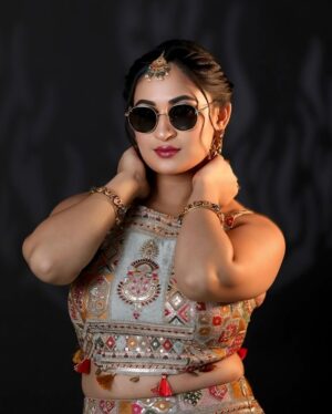 Bhavana Appu Instagram - Thukathu Gada Bada Ladki🕶️
👗 @viha.alankar
💄 @makeover_by__reshma
📸 @dhruva_127
#bhavanaappu #dkd #zeekannada #kannada #bangalore