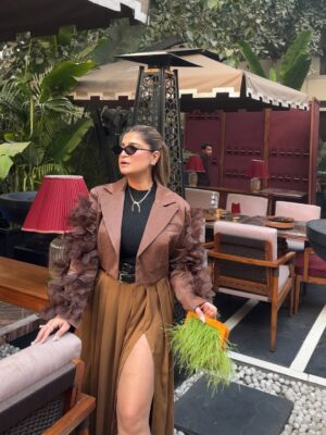 Bhavna Mayani Instagram - Behaviour is prettier than face š¤āØ
#dilliwalikittyā„ļø
Jacket @akshita_couture_house
Neckchain @breautty
Bag @urtrendy__bag06
