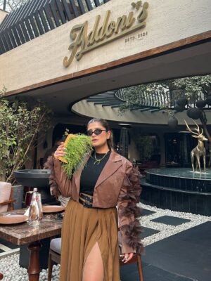 Bhavna Mayani Instagram - Behaviour is prettier than face š¤āØ
#dilliwalikittyā„ļø
Jacket @akshita_couture_house
Neckchain @breautty
Bag @urtrendy__bag06