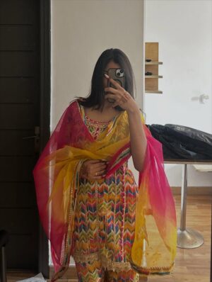 Bhumi Sharma Instagram - Pta nahi tere ch esa ki sohneya🥹💛
