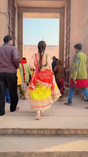 Bhumika Sharma Instagram - 🌸🥹 राधे राधे जय श्री बांके बिहारी लाल 🌸🙌🏻
#radhe #kanha
#vrindavan
#bhumuoye