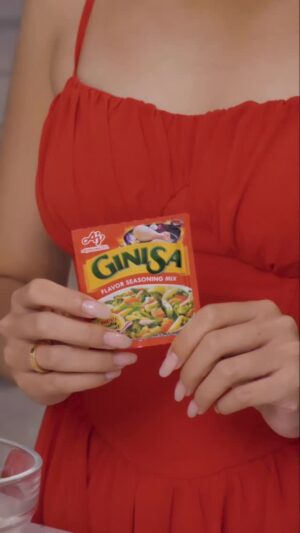 Bianca De Vera Instagram - Tried doing the nonchalant ASMR style to cook but di ko kinaya hindi maging excited with this Garlic Chicken Adobo! 

Sinong hindi magiging OA ang reaction sa OA-mazingly Garlic Chicken Adobo made with Aji-Ginisa®?! Try this recipe and alam  ko hindi niyo rin mapipigilan to react like me! 🫶🏻 #OAmazinglyMeaty #AjiGinisa