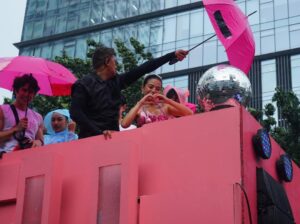 Bianca De Vera Instagram - MMFF Parade of Stars ✨ my first float ever!!!!!! 😭🩷
Riding this wave with so much gratitude in my heart.
Love You So Bad. ♡