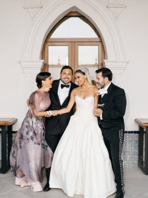 Bibi Gaytán Instagram - Amada hija, compartir este día tan único y especial en sus vidas es una bendición para todos nosotros. Que la luz que irradian sus corazones perdure por y para siempre. Que Dios los bendiga!!! 🙏🏻🥰💕✨👰🏻🤵‍♂️ @alecapetilloga @paucapetillog @eduardocapetillog @nader.shoueiri #Manuel #Daniel
