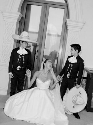 Bibi Gaytán Instagram - Amada hija, compartir este día tan único y especial en sus vidas es una bendición para todos nosotros. Que la luz que irradian sus corazones perdure por y para siempre. Que Dios los bendiga!!! 🙏🏻🥰💕✨👰🏻🤵‍♂️ @alecapetilloga @paucapetillog @eduardocapetillog @nader.shoueiri #Manuel #Daniel