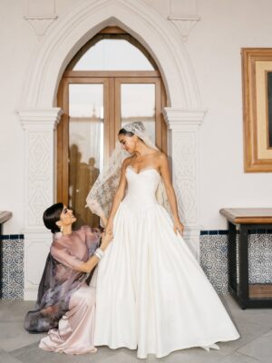 Bibi Gaytán Instagram - Amada hija, compartir este día tan único y especial en sus vidas es una bendición para todos nosotros. Que la luz que irradian sus corazones perdure por y para siempre. Que Dios los bendiga!!! 🙏🏻🥰💕✨👰🏻🤵‍♂️ @alecapetilloga @paucapetillog @eduardocapetillog @nader.shoueiri #Manuel #Daniel