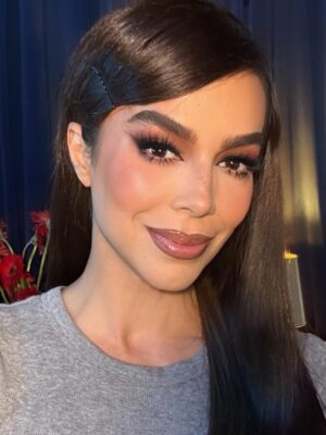 Bibi Gaytán Instagram - BIBY GAYTÁN 🌸 @bibygaytan 
Que bonito maquillar a una mujer realmente tan educada, que bonito maquillar a alguien que MARCÓ TENDENCIA en el maquillaje, muchos de nosotros como maquilladores nos hemos inspirado en su maquillaje alguna vez!!! Que bonito que me dejó ser, que bonito lo profesional que es, de verdad, les cuento todo esto por qué es realmente GRATIFICANTE maquillar a una mujer que AMA el maquillaje y además respeta tu profesión…. Biby gracias por haberme permitido maquillarte! 

Dreams come true 💫 #luistorres #bibygaytán #makeup