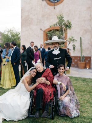 Bibi Gaytán Instagram - Amada hija, compartir este día tan único y especial en sus vidas es una bendición para todos nosotros. Que la luz que irradian sus corazones perdure por y para siempre. Que Dios los bendiga!!! 🙏🏻🥰💕✨👰🏻🤵‍♂️ @alecapetilloga @paucapetillog @eduardocapetillog @nader.shoueiri #Manuel #Daniel