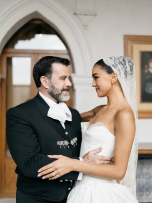 Bibi Gaytán Instagram - Amada hija, compartir este día tan único y especial en sus vidas es una bendición para todos nosotros. Que la luz que irradian sus corazones perdure por y para siempre. Que Dios los bendiga!!! 🙏🏻🥰💕✨👰🏻🤵‍♂️ @alecapetilloga @paucapetillog @eduardocapetillog @nader.shoueiri #Manuel #Daniel