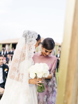 Bibi Gaytán Instagram - Amada hija, compartir este día tan único y especial en sus vidas es una bendición para todos nosotros. Que la luz que irradian sus corazones perdure por y para siempre. Que Dios los bendiga!!! 🙏🏻🥰💕✨👰🏻🤵‍♂️ @alecapetilloga @paucapetillog @eduardocapetillog @nader.shoueiri #Manuel #Daniel