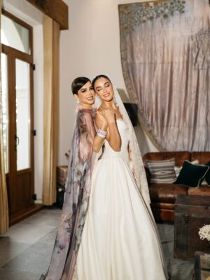 Bibi Gaytán Instagram - Amada hija, compartir este día tan único y especial en sus vidas es una bendición para todos nosotros. Que la luz que irradian sus corazones perdure por y para siempre. Que Dios los bendiga!!! 🙏🏻🥰💕✨👰🏻🤵‍♂️ @alecapetilloga @paucapetillog @eduardocapetillog @nader.shoueiri #Manuel #Daniel
