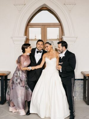 Bibi Gaytán Instagram - Amada hija, compartir este día tan único y especial en sus vidas es una bendición para todos nosotros. Que la luz que irradian sus corazones perdure por y para siempre. Que Dios los bendiga!!! 🙏🏻🥰💕✨👰🏻🤵‍♂️ @alecapetilloga @paucapetillog @eduardocapetillog @nader.shoueiri #Manuel #Daniel