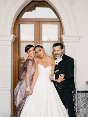 Bibi Gaytán Instagram - Amada hija, compartir este día tan único y especial en sus vidas es una bendición para todos nosotros. Que la luz que irradian sus corazones perdure por y para siempre. Que Dios los bendiga!!! 🙏🏻🥰💕✨👰🏻🤵‍♂️ @alecapetilloga @paucapetillog @eduardocapetillog @nader.shoueiri #Manuel #Daniel