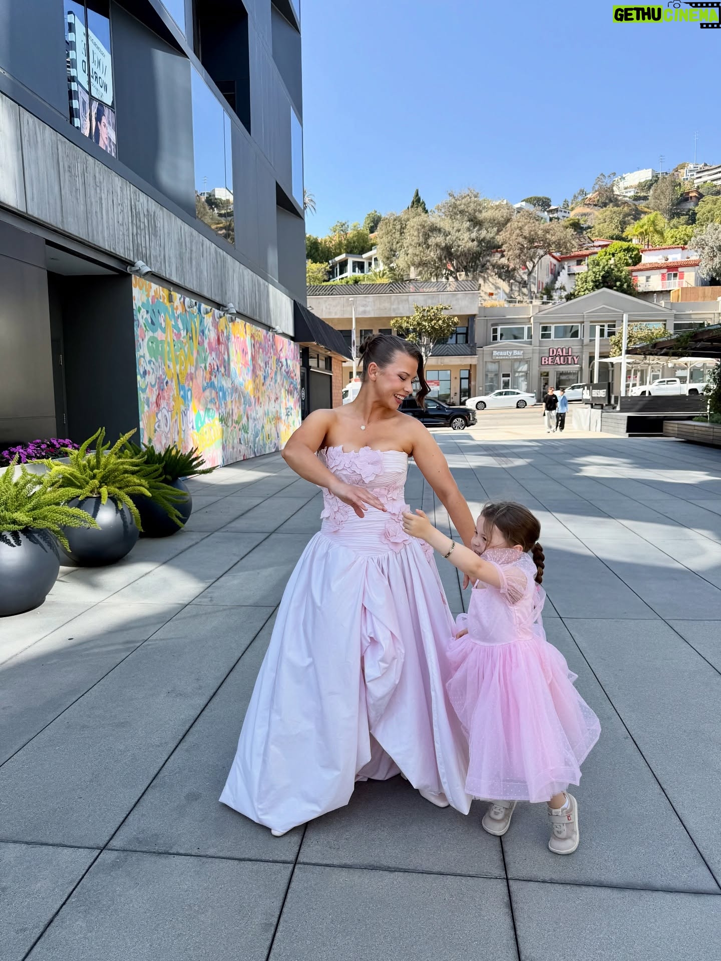 Bindi Irwin - 481.9K Likes - Dancing all the way to @dancingwiththestars. 💕 

Our family is ready to cheer for #TeamIrWINit tonight! Robert and Witney are smashing it. Go vote for Robert and Witney on Dancing With The Stars by texting ROBERT to 21523 or abc.com. Voting BEGINS: 8pmET / 7p CT / 5p PT - Don’t forget voting starts early at 5pm for everyone on the west coast! ✨