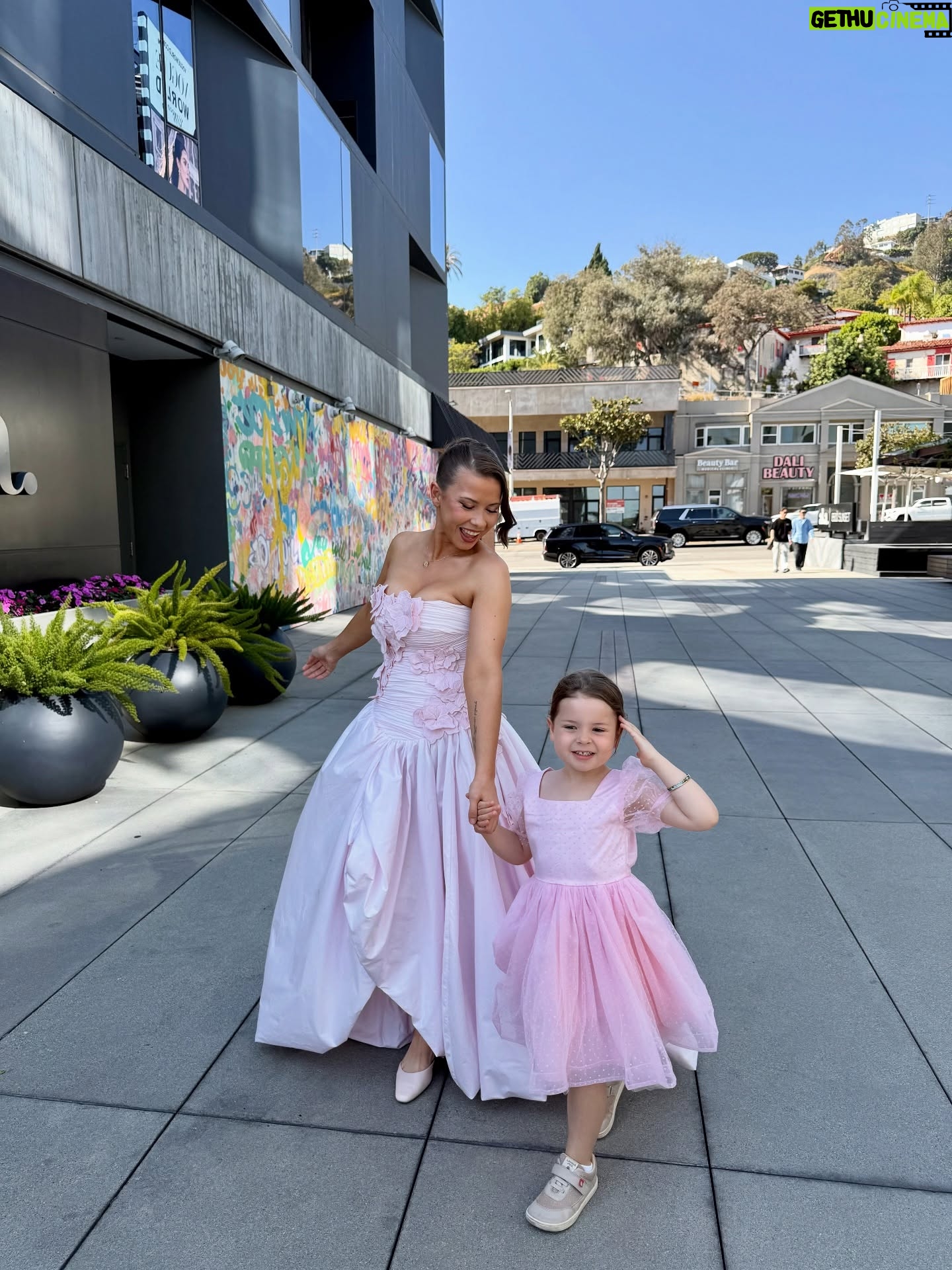 Bindi Irwin - 481.9K Likes - Dancing all the way to @dancingwiththestars. 💕 

Our family is ready to cheer for #TeamIrWINit tonight! Robert and Witney are smashing it. Go vote for Robert and Witney on Dancing With The Stars by texting ROBERT to 21523 or abc.com. Voting BEGINS: 8pmET / 7p CT / 5p PT - Don’t forget voting starts early at 5pm for everyone on the west coast! ✨