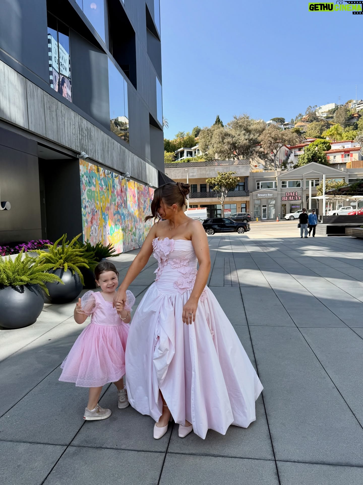 Bindi Irwin - 481.9K Likes - Dancing all the way to @dancingwiththestars. 💕 

Our family is ready to cheer for #TeamIrWINit tonight! Robert and Witney are smashing it. Go vote for Robert and Witney on Dancing With The Stars by texting ROBERT to 21523 or abc.com. Voting BEGINS: 8pmET / 7p CT / 5p PT - Don’t forget voting starts early at 5pm for everyone on the west coast! ✨