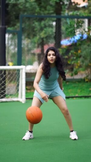 Bindu Gowda Instagram - 📸 neevadare nav olagiro reel-uuuu! 😉 

#bindugowda #reels #kannada #reelsinstagram #reelitfeelit #reelkarofeelkaro #dance