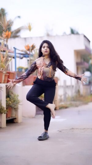 Bindu Gowda Instagram - Pushparaj!🔥🔥🔥

@alluarjunonline 

#bindugowda #pushpapushpa #pushparaj #pushpatherule #dance #trending #instagram