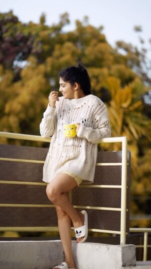 Bindu Gowda Instagram - Rain 🌧️   music 🎶   coffe ☕️ = Heaven!💖 

Say what???😉

Btw, the weather was so good yesterday 🥰 

#bindugowda #reels #kannada #reelitfeelit