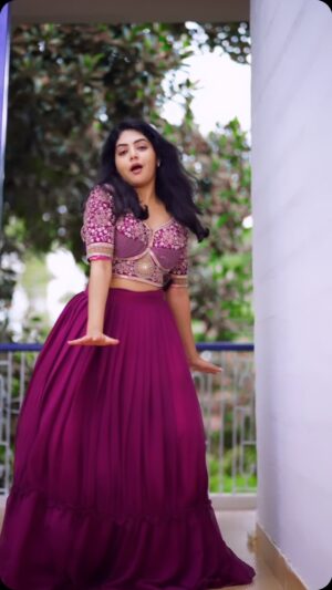 Bindu Gowda Instagram - Sakkathagavle!😍🙈💃🏻

Outfit : @inayadesignerstudio 🫶🏻 

[ Bindu Gowda, Reels, Kannada, Trend, Explore ]

#bindugowda #kannada #reels #reelitfeelit #reelkarofeelkaro #trend #viralreels