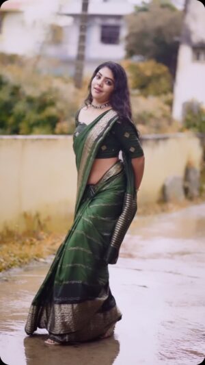 Bindu Gowda Instagram - Startu rainingu!🌧️🥰☔️

Do you love rain!??😍 

[ Bindu Gowda, Reels, Kannada, Rain song, Explore, Viral]

#bindugowda #reels #rain #kannada #explorepage #reelitfeelit