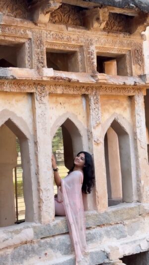 Bindu Gowda Instagram - Haaro 🕊️ rekkege ondu ⛓️‍💥 kattala 🫣

#bindugowda #queensbath #hampi #explore #reel