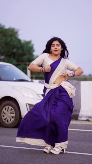 Bindu Gowda Instagram - Jum antha jaaruva baa!❤️

A quick one ☝️ 

Outfit : @amitha_vastra ❤️ 

#bindugowda #kannada #reelitfeelit