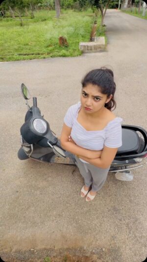 Bindu Gowda Instagram - Many of you wanted me to try this!😆 
Here you go…

Kaccha mango bite-u fight-u maa!😝😉 

Did you like it!?🤪

[ Bindu Gowda, reels, trending, kaathu mela, song, explore, tamil] 

#bindugowda #kaathumela #reels #trending #explore