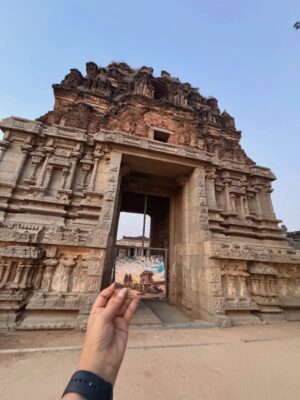 Bindu Gowda Instagram - Stone Chariot✨🫶🏻
#bindugowda #hampỉ #vijayavittalatemple #stonechariot