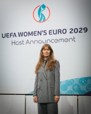 Birgitte Hjort Sørensen Instagram - Den dansk-svenske delegation er klar til den endelige præsentation af EM-buddet 🇩🇰🤝🇸🇪 – med Birgitte Hjort Sørensen som den danske repræsentant på scenen 🙌
Generalprøven er gennemført. Og onsdag eftermiddag skal Danmark og Sverige præsentere det fælles bud på værtskabet for EM i 2029 hos UEFA.
Vi er stolte af, at Birgitte Hjort Sørensen skal repræsentere de rød-hvide farver foran UEFA’s eksekutivkomité. Det gør hun sammen med Simon Åström, der er formand for det svenske fodboldforbund.
Det dansk-svenske bud er i konkurrence med Tyskland og Polen. Afgørelsen forventes at falde ca. kl. 16.30-17.00 onsdag.
#DKSWE2029