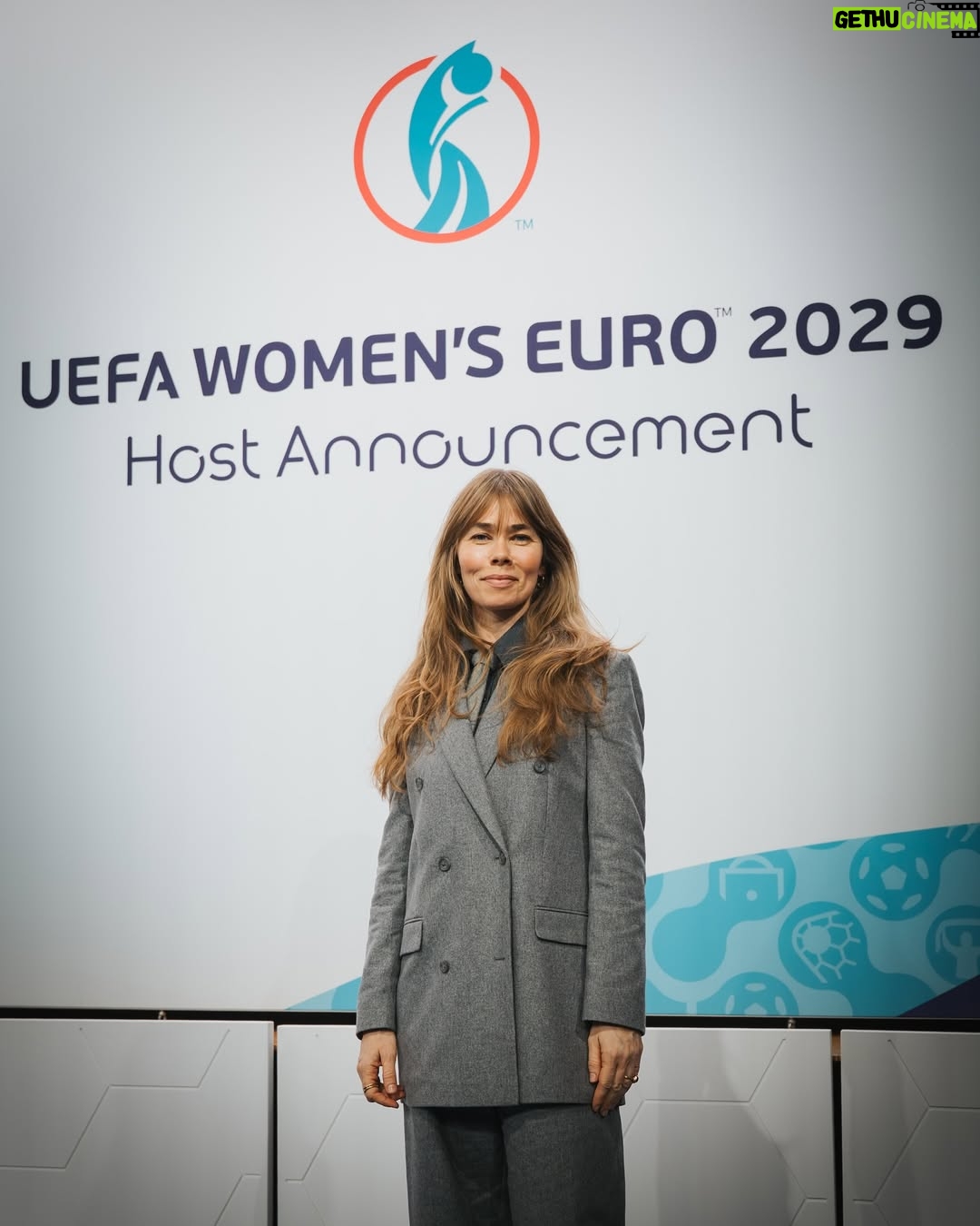 Birgitte Hjort Sørensen - 1.3K Likes - Den dansk-svenske delegation er klar til den endelige præsentation af EM-buddet 🇩🇰🤝🇸🇪 – med Birgitte Hjort Sørensen som den danske repræsentant på scenen 🙌

Generalprøven er gennemført. Og onsdag eftermiddag skal Danmark og Sverige præsentere det fælles bud på værtskabet for EM i 2029 hos UEFA.

Vi er stolte af, at Birgitte Hjort Sørensen skal repræsentere de rød-hvide farver foran UEFA’s eksekutivkomité. Det gør hun sammen med Simon Åström, der er formand for det svenske fodboldforbund.

Det dansk-svenske bud er i konkurrence med Tyskland og Polen. Afgørelsen forventes at falde ca. kl. 16.30-17.00 onsdag.

#DKSWE2029