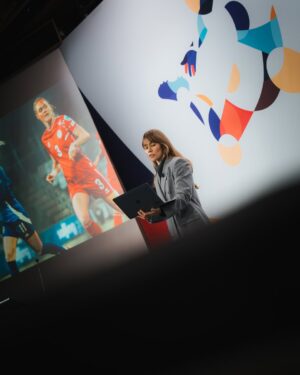 Birgitte Hjort Sørensen Instagram - Den dansk-svenske delegation er klar til den endelige præsentation af EM-buddet 🇩🇰🤝🇸🇪 – med Birgitte Hjort Sørensen som den danske repræsentant på scenen 🙌
Generalprøven er gennemført. Og onsdag eftermiddag skal Danmark og Sverige præsentere det fælles bud på værtskabet for EM i 2029 hos UEFA.
Vi er stolte af, at Birgitte Hjort Sørensen skal repræsentere de rød-hvide farver foran UEFA’s eksekutivkomité. Det gør hun sammen med Simon Åström, der er formand for det svenske fodboldforbund.
Det dansk-svenske bud er i konkurrence med Tyskland og Polen. Afgørelsen forventes at falde ca. kl. 16.30-17.00 onsdag.
#DKSWE2029