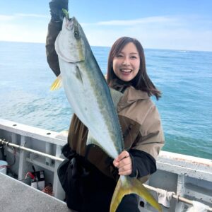 Bisen Aoyagi Instagram - 85cm!ブリ!
最近の趣味は釣りです🎣
普段はアトリエに引きこもりなので、たまに遊ぶ時はめちゃくちゃアクティブに動いてます!
釣り、楽しくてたまらん。
命に感謝して、美味しくいただきました。
熟成させたブリの美味しさは格別でした!
最近は自分で捌けるようになりました🐟
#青物
#釣り
#fishing
#淡路島