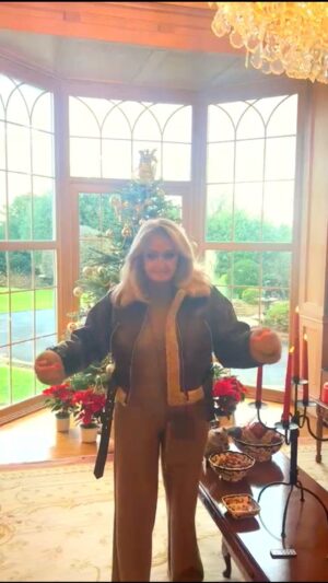 Bonnie Tyler Instagram - Merry Christmas and a Happy New Year 💕🎄