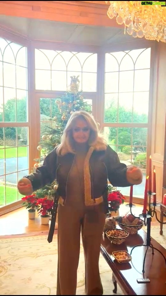 Bonnie Tyler - 10.6K Likes - Merry Christmas and a Happy New Year 💕🎄