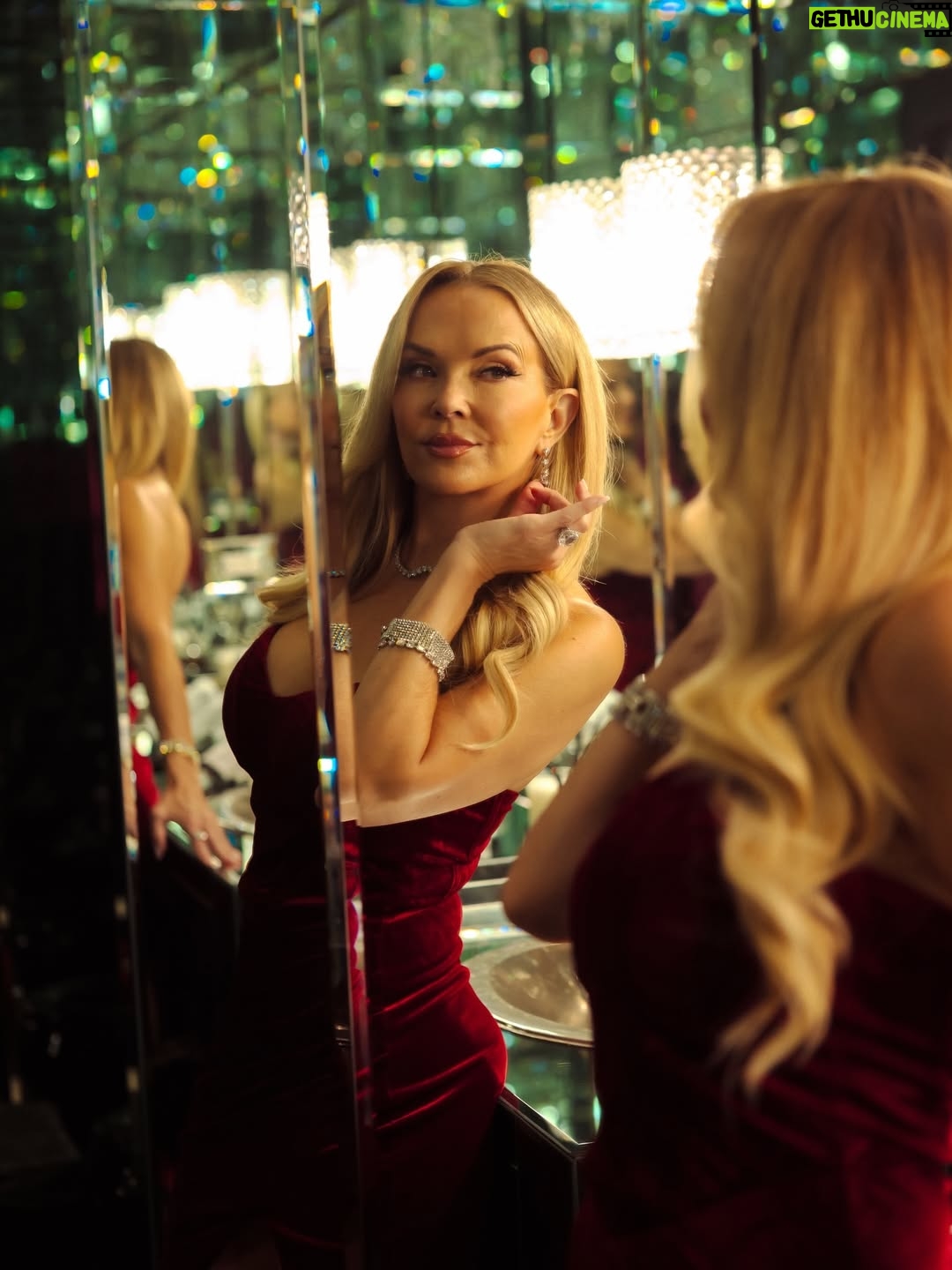 Brandy Ledford - 5.8K Likes - Christmas mode: Unlocked ♥️