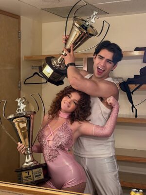 Brigitte Bozzo Instagram - GANADORES DE LAS ESTRELLAS BAILAN EN HOY! ♥️✨
De las mejores experiencias! Les queremos! Por ustedes se logró JUNTOS qué lindo proyecto 🥺
Nos acompañaron hasta la final! 
Gracias a producción y a nuestros compañeros que formaron parte de este gran momento ✨
