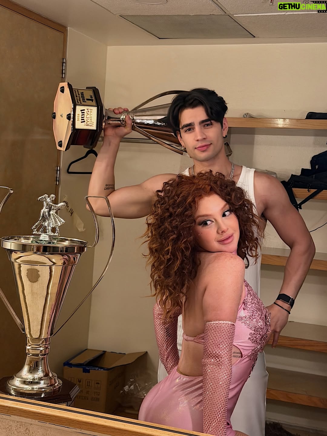 Brigitte Bozzo - 691.4K Likes - GANADORES DE LAS ESTRELLAS BAILAN EN HOY! ♥️✨
De las mejores experiencias! Les queremos! Por ustedes se logró JUNTOS qué lindo proyecto 🥺
Nos acompañaron hasta la final! 
Gracias a producción y a nuestros compañeros que formaron parte de este gran momento ✨