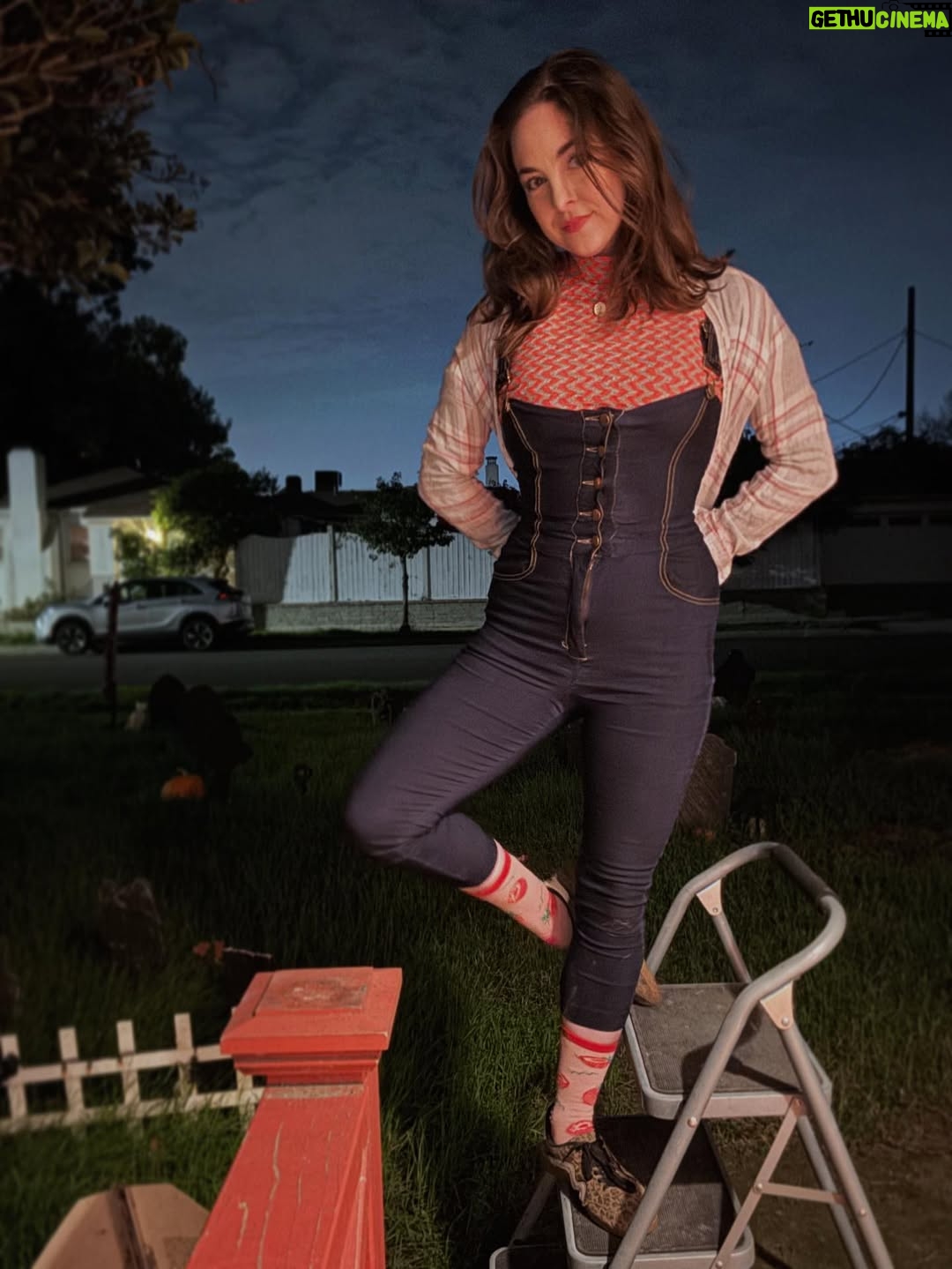 Brittany Curran - 734 Likes - Maybe she’s giving 🔪Final Girl™️… maybe she’s giving pathological killer… Either way. She’s moments away from her Buffalo-Bill-Silk-Kimino-Dance scene but make it turtleneck and overalls 🌗🩸🔪🖤🫦🐑💄
