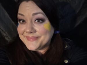 Brooke Elliott Instagram - The Bulldog’s Tailgating episode was one of my favorites to shoot. We had so much fun. Don’t underestimate how hard you can laugh when you give 100% to all out barking.  Special shoutout to our immensely talented wardrobe department for making all of our Bulldog Swag🐾💙. They put meticulous detail into our show and we are so lucky to have them on Sweet Mags. @camerondalecostumes
@kristin_costumes 
#gobulldogs
#serenityspirit