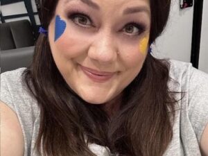Brooke Elliott Instagram - The Bulldog’s Tailgating episode was one of my favorites to shoot. We had so much fun. Don’t underestimate how hard you can laugh when you give 100% to all out barking.  Special shoutout to our immensely talented wardrobe department for making all of our Bulldog Swag🐾💙. They put meticulous detail into our show and we are so lucky to have them on Sweet Mags. @camerondalecostumes
@kristin_costumes 
#gobulldogs
#serenityspirit