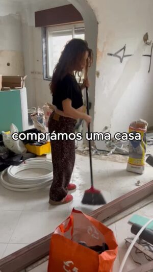 Bruna Quintas Instagram - Uma pequena partilha desta fase que tem tanto de assustadora como de bonita. 
Que a nossa casa seja espaço de muito amor, empatia e magia ✨ 

Digo muitas vezes ao Guilherme que ainda não acredito que esta casa será nossa, que juntos conseguimos dar este passo. Para mim, que venho do nada, faço questão de partilhar com a minha filha que não há mesmo nada mais importante do que sermos boas pessoas, partilharmos amor, sermos gentis e respeitadores. A nossa casa é incrível, mas nós seremos felizes em qualquer lugar desde que nos tenhamos uns aos outros.
 
@guilhermesmoura_  obrigada por seres o melhor parceiro e por me teres dado a melhor família 💖 

@ritma.arq és o meu presente do universo e estou muito feliz pela nossa casa ser um espelho do teu talento 💖