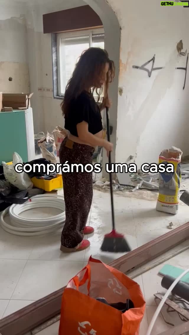 Bruna Quintas - 9K Likes - Uma pequena partilha desta fase que tem tanto de assustadora como de bonita. 
Que a nossa casa seja espaço de muito amor, empatia e magia ✨ 

Digo muitas vezes ao Guilherme que ainda não acredito que esta casa será nossa, que juntos conseguimos dar este passo. Para mim, que venho do nada, faço questão de partilhar com a minha filha que não há mesmo nada mais importante do que sermos boas pessoas, partilharmos amor, sermos gentis e respeitadores. A nossa casa é incrível, mas nós seremos felizes em qualquer lugar desde que nos tenhamos uns aos outros.
 
@guilhermesmoura_  obrigada por seres o melhor parceiro e por me teres dado a melhor família 💖 

@ritma.arq és o meu presente do universo e estou muito feliz pela nossa casa ser um espelho do teu talento 💖