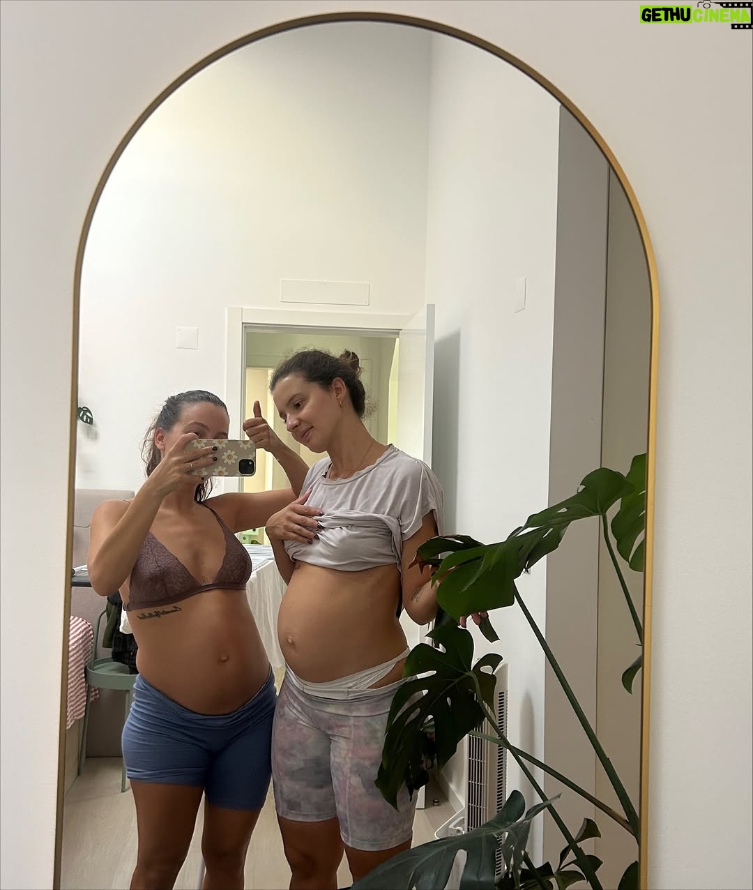 Bruna Quintas - 16K Likes - De forma geral as últimas semanas têm sido vividas com muito amor 💖 
Estamos no último trimestre e eu nem sequer senti o tempo a passar, contrariamente à minha primeira gravidez que me pareceu em slow motion 🤡
Está tudo caótico, não temos nada pronto, mas seguimos tranquilos.