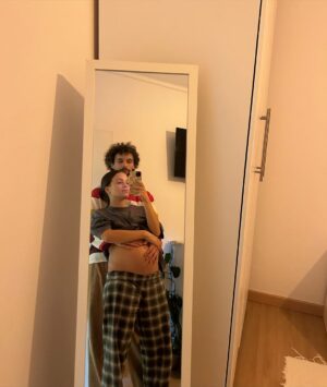 Bruna Quintas Instagram - De forma geral as últimas semanas têm sido vividas com muito amor 💖 
Estamos no último trimestre e eu nem sequer senti o tempo a passar, contrariamente à minha primeira gravidez que me pareceu em slow motion 🤡
Está tudo caótico, não temos nada pronto, mas seguimos tranquilos.