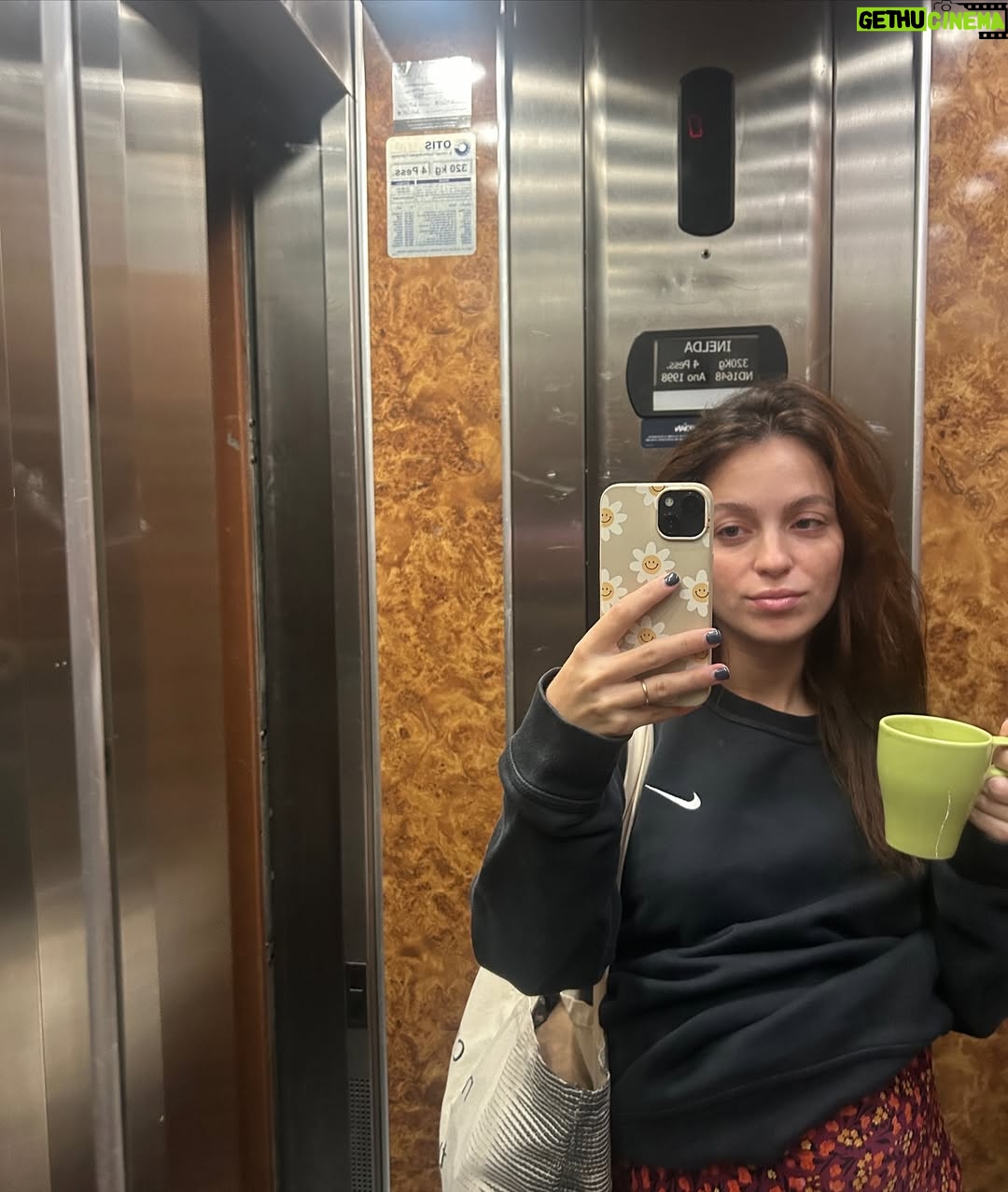 Bruna Quintas - 16K Likes - De forma geral as últimas semanas têm sido vividas com muito amor 💖 
Estamos no último trimestre e eu nem sequer senti o tempo a passar, contrariamente à minha primeira gravidez que me pareceu em slow motion 🤡
Está tudo caótico, não temos nada pronto, mas seguimos tranquilos.